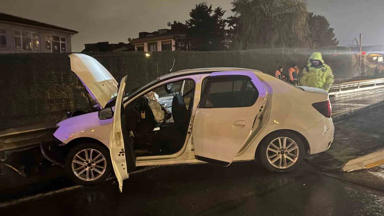 Eyüpsultan’da bir araç bariyerlere girdi: 3 kişi yaralandı