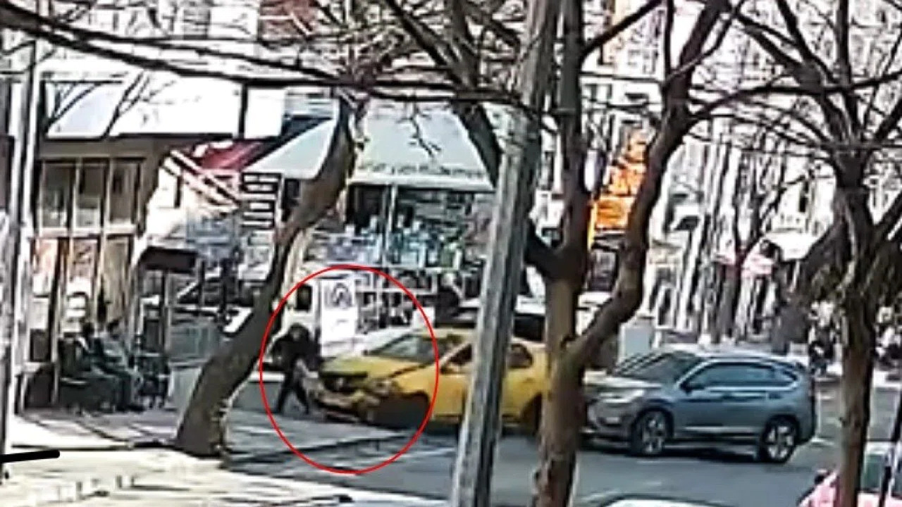 Ezilmekten son anda kurtulan yaşlı kadın kameraya yansıdı