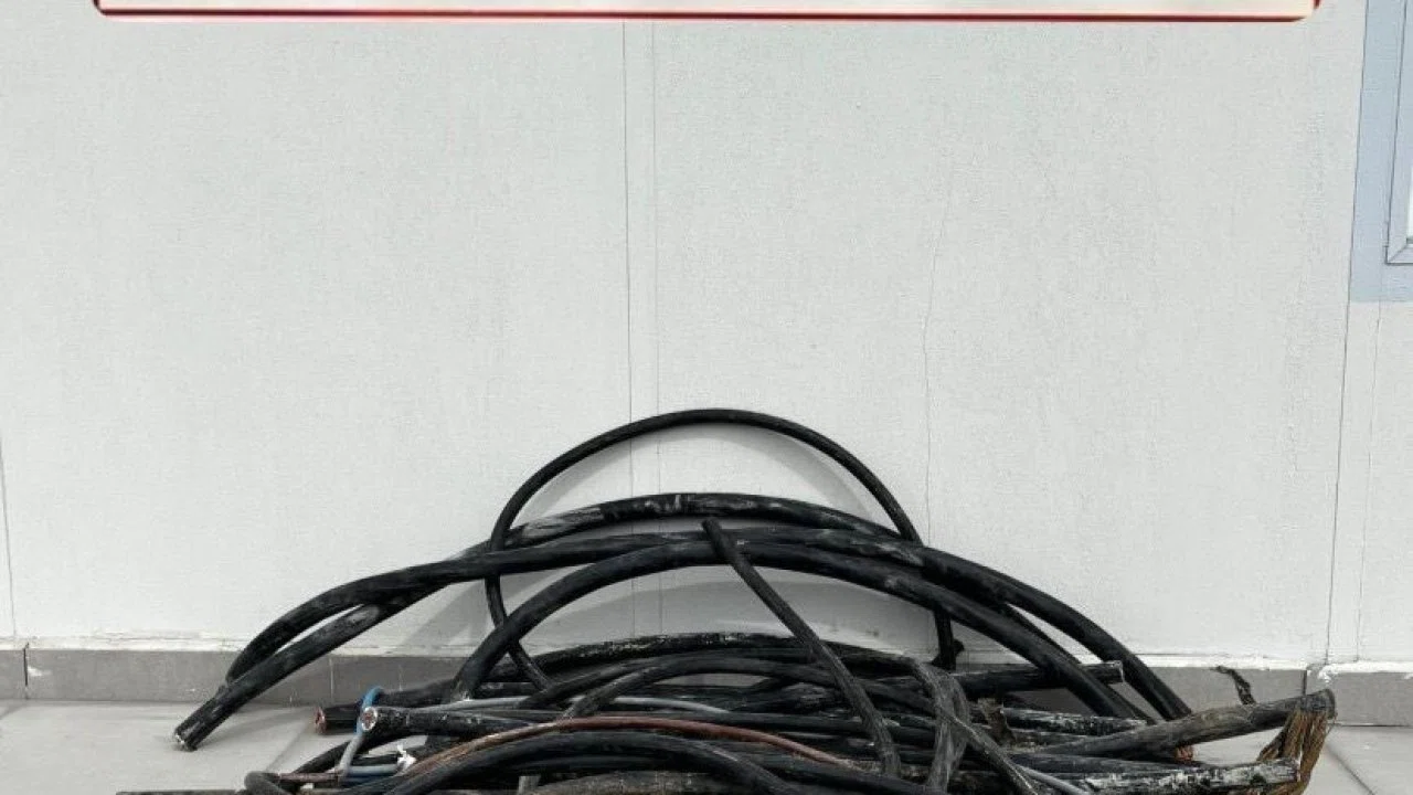 Fabrikadan bakır kablo çaldılar, yakalandılar