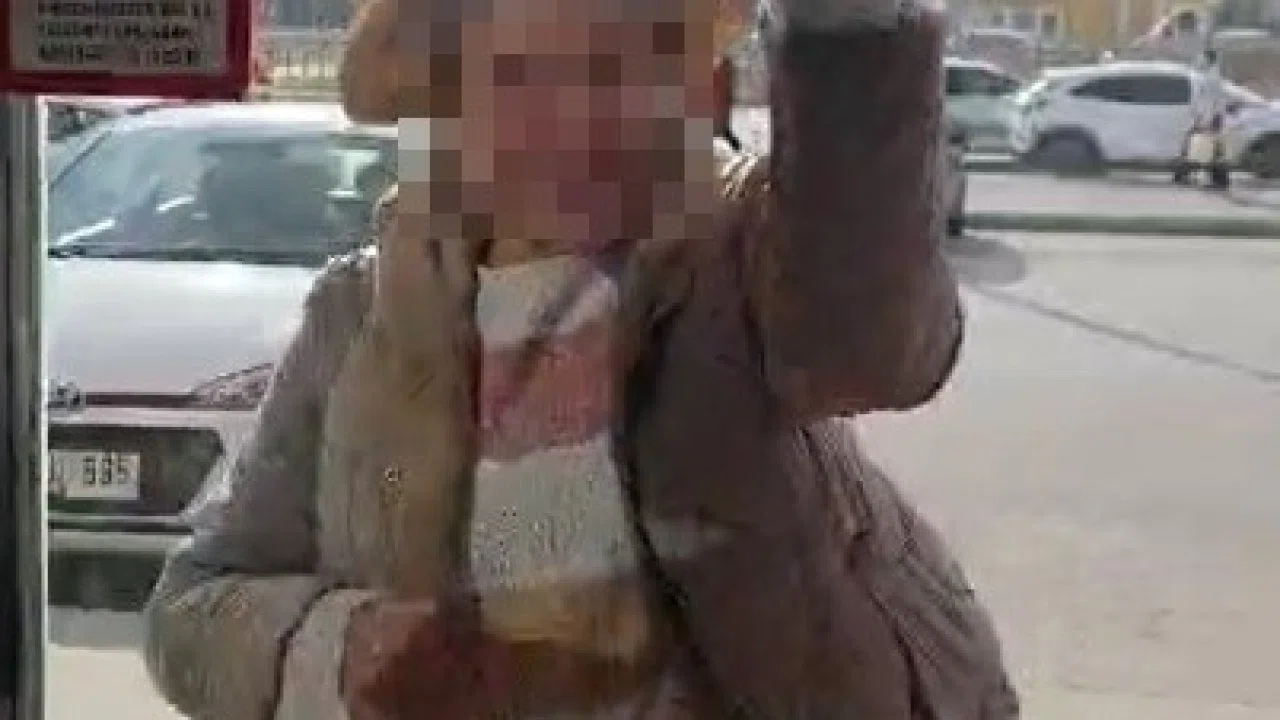 Fark ücreti vermek istemeyen kadın eczaneye taşla saldırdı, kapıları tekmeledi