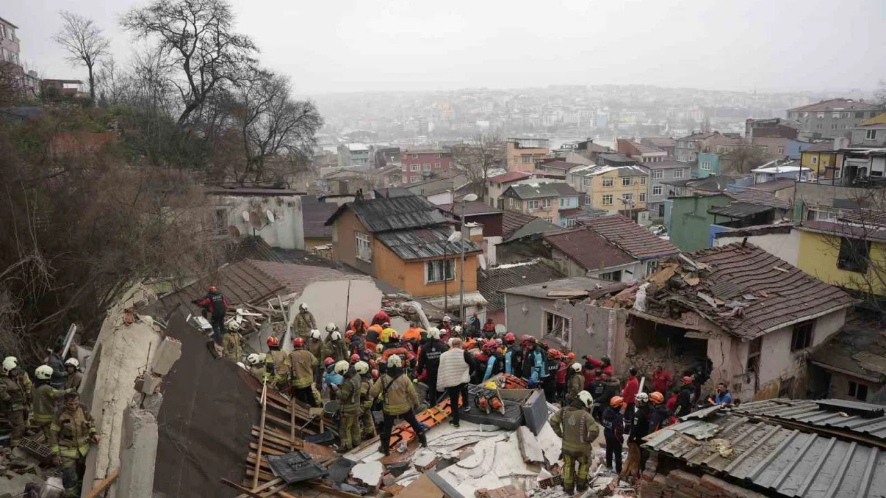 Fatih’te çöken binalarda enkaz altında kalanları kurtarılma çalışması devam ediyor