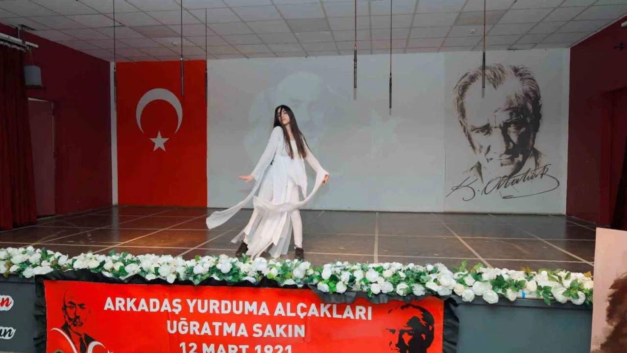 Gaziantep Kolej Vakfı Özel Okulları öğrencileri bayrak alkışı