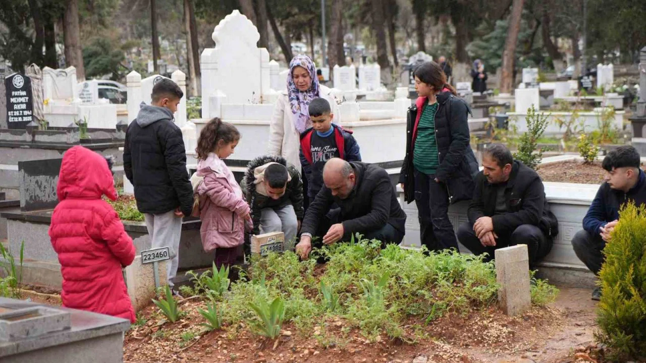 Gaziantep’te bayram öncesi mezarlıklarda ziyaretçi yoğunluğu