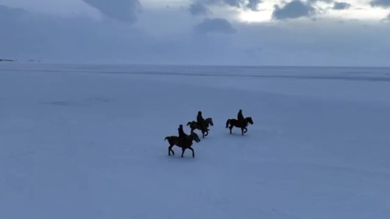 Gençler atları buz tutan Çıldır Göl’ü üzerinde dörtnala koştu