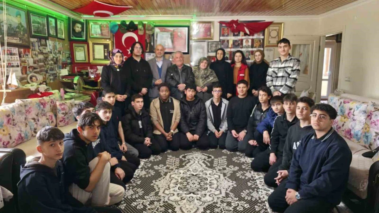 Gençler bayram öncesi şehit ailelerini ziyaret etti