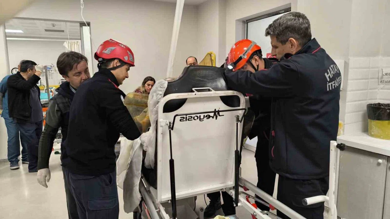Göğüs boşluğuna demir saplanan hastanın ameliyatına itfaiye girdi
