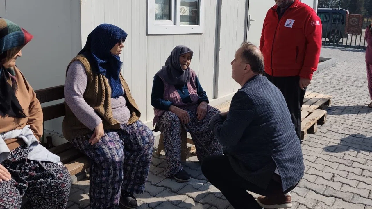Gördesli öğrencilerden depremzede ailelere Ramazan desteği