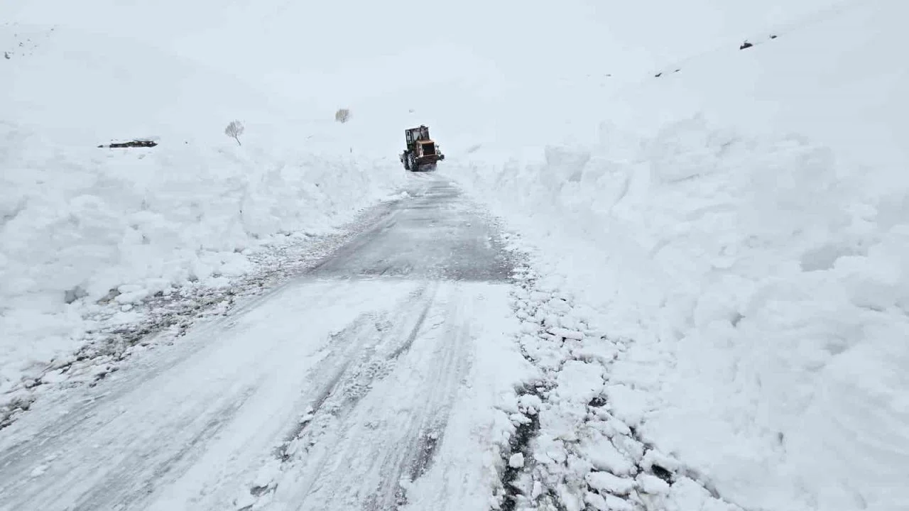Hakkari’de 13 köy ve 32 mezra yolu ulaşıma kapandı