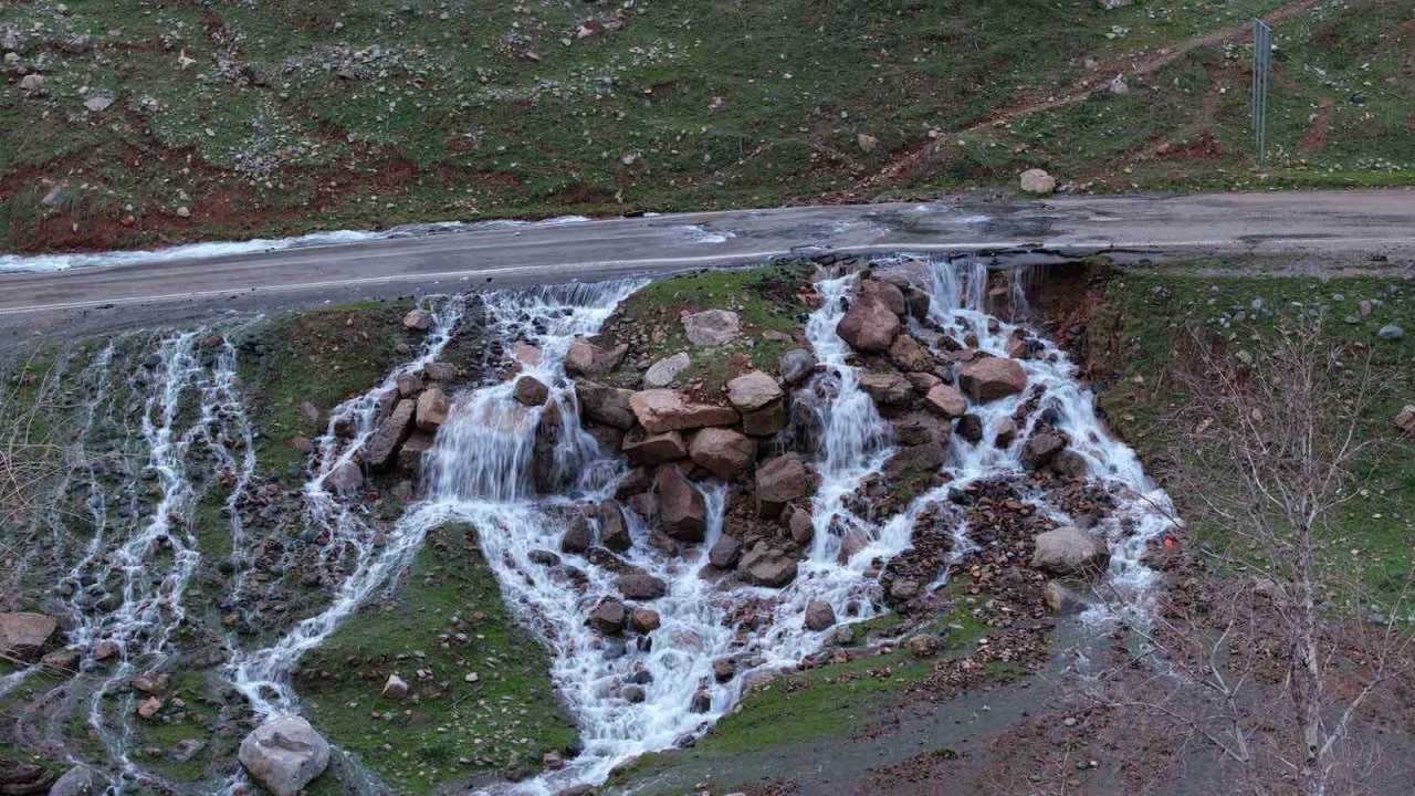 Hakkari’de asfaltın ortasından su pınarı fışkırdı