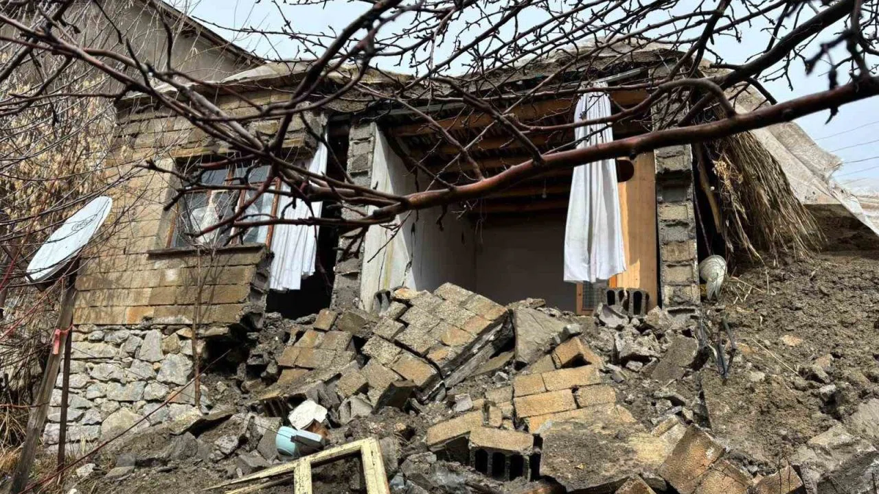 Hakkari’de yağışlara dayanamayan ev çöktü