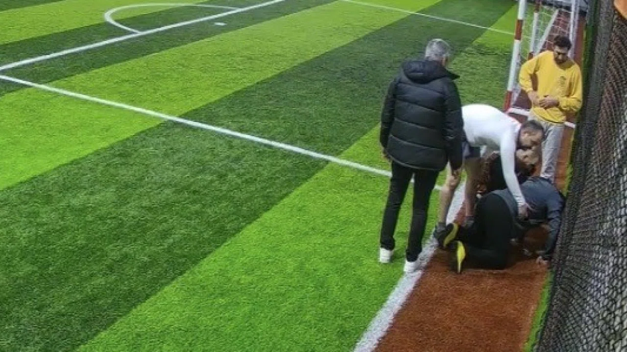 Halı saha maçında kalbine yenik düştü: O anlar kamerada