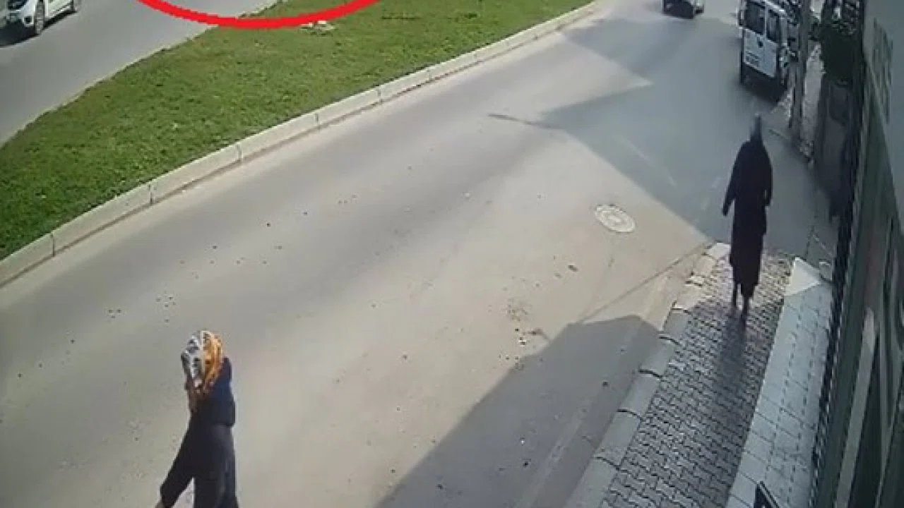 Halk otobüsü ile otomobilin çarpıştığı kaza kamerada: 9 yaralı