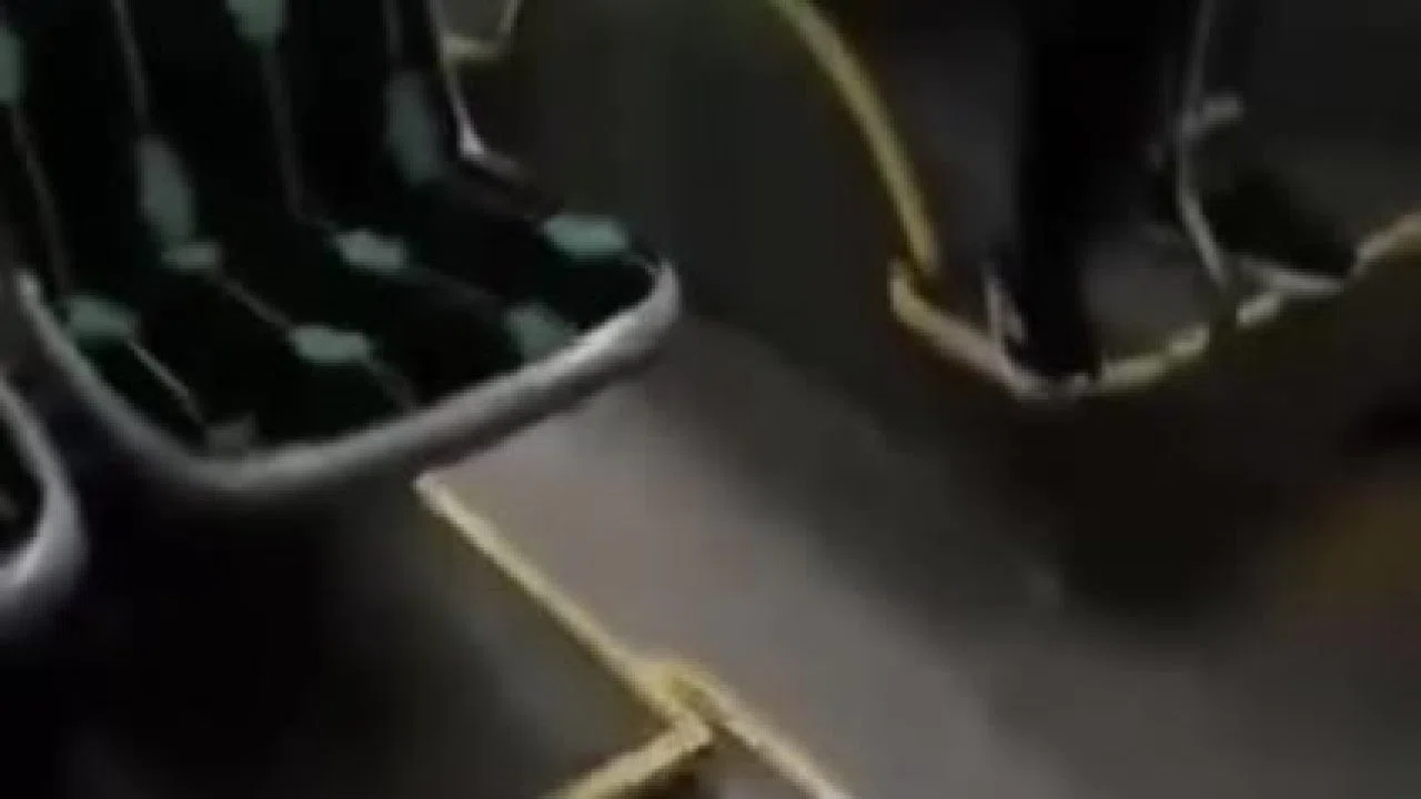 Halk otobüsündeki uygunsuz davranış kamerada