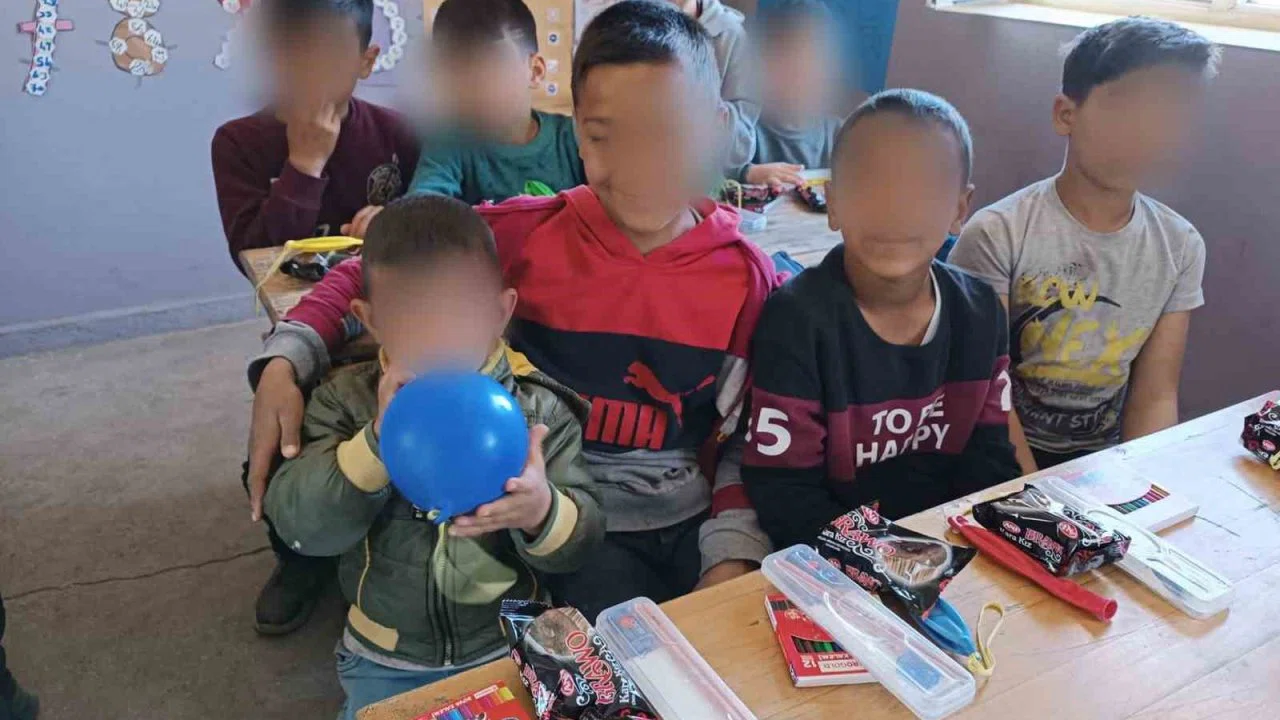 Hayırseverlerden Suvaran köyü öğrencilerine kırtasiye desteği