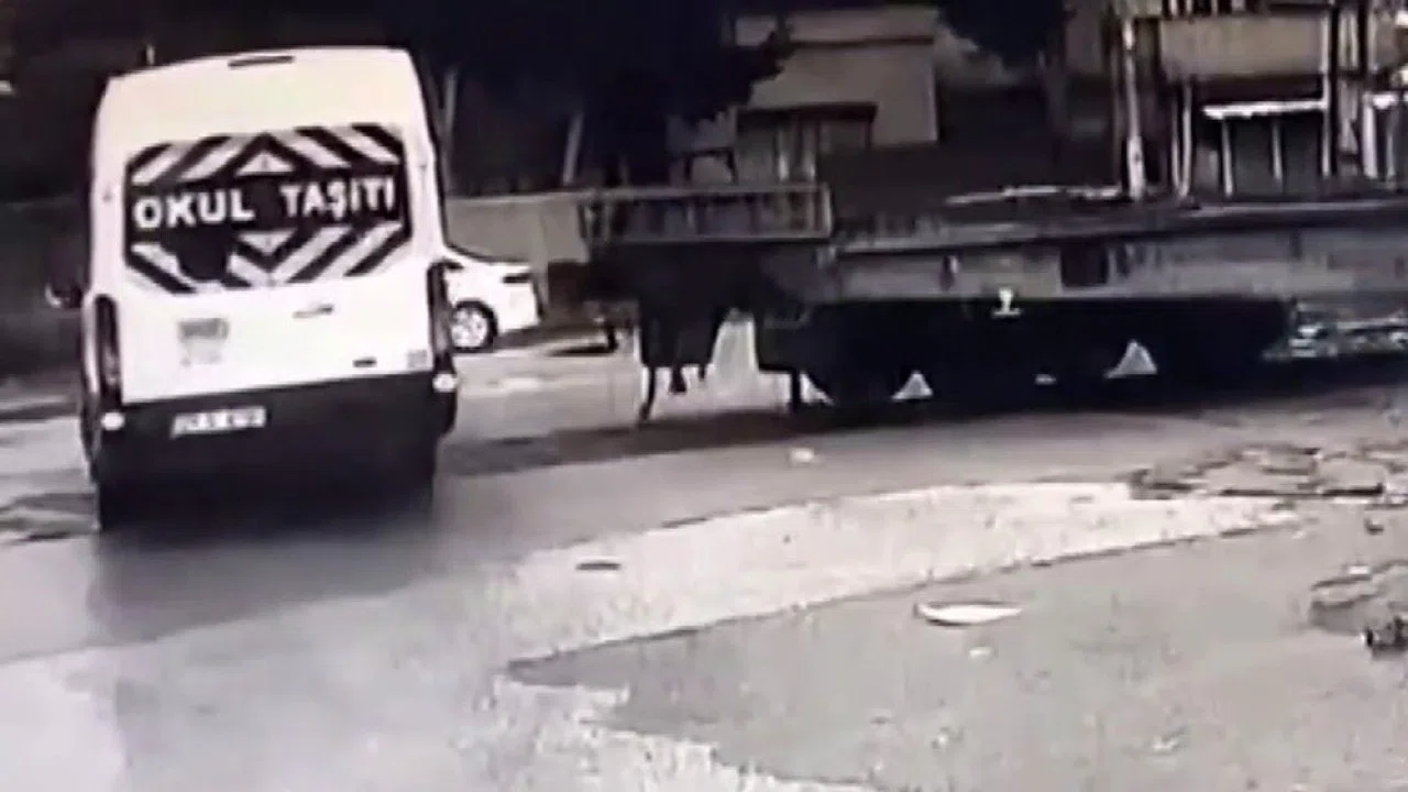 Hemzemin geçitte öğrenci servisine tren çarptı: O anlar kamerada