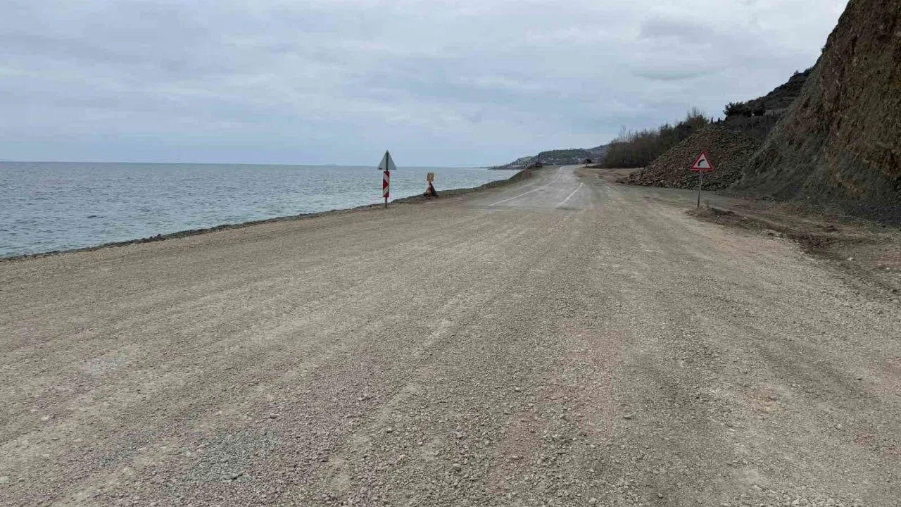 Heyelan sonrası kapanan yol yeniden ulaşıma açıldı