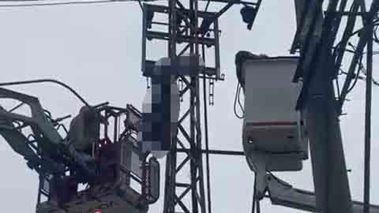 Hırsızlık için çıktığı elektrik direği sonu oldu