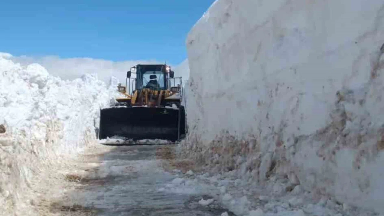 Hizan’da çığ ve kar engeli