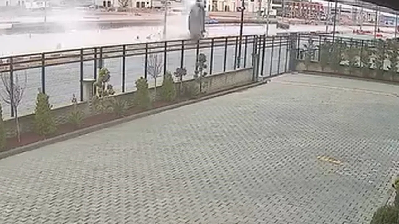 Hızla su birikintisine giren otomobil takla attı