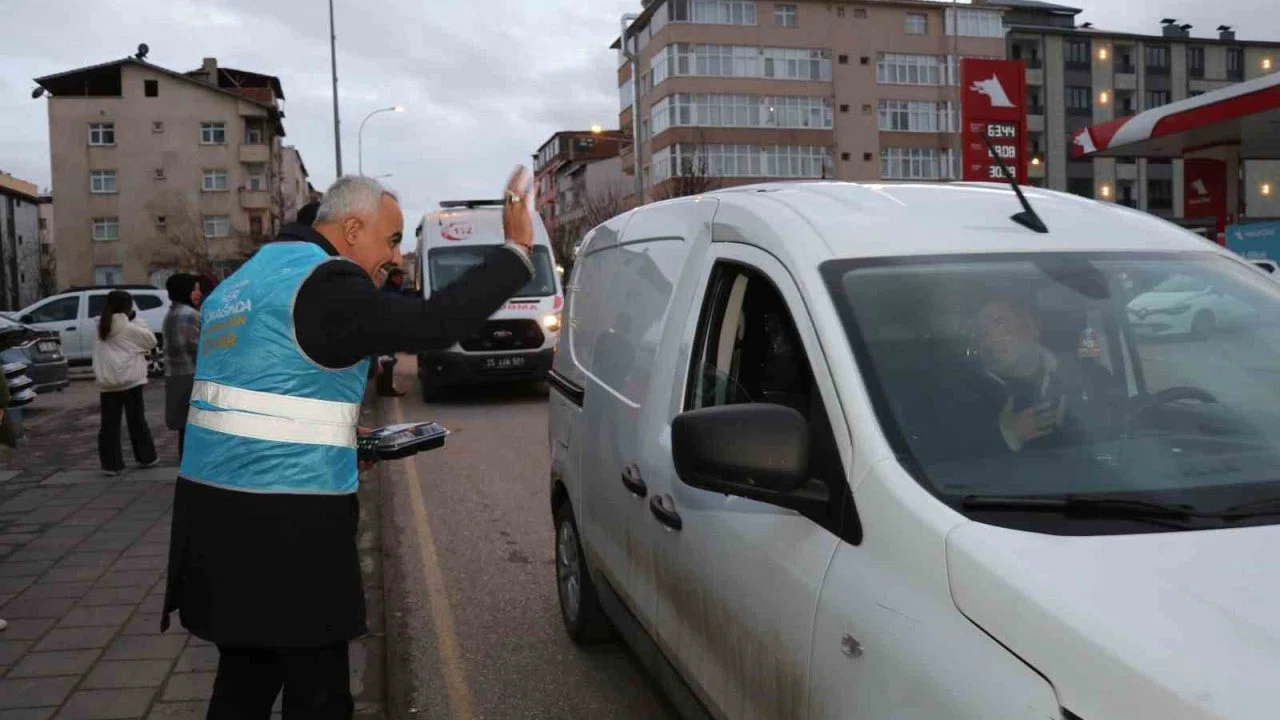 İftar vakti yolda olan sürücülere iftarlık dağıttılar