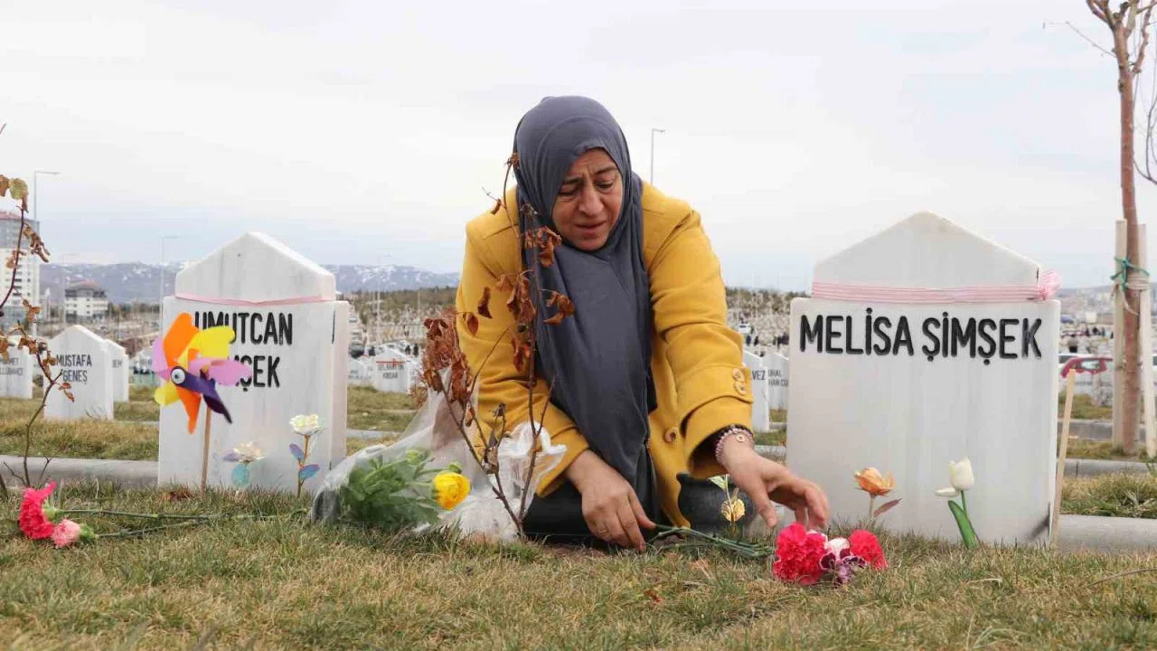 İki evladı vahşice öldürülen anne, bayram öncesi evlatlarının kabrini ziyaret etti