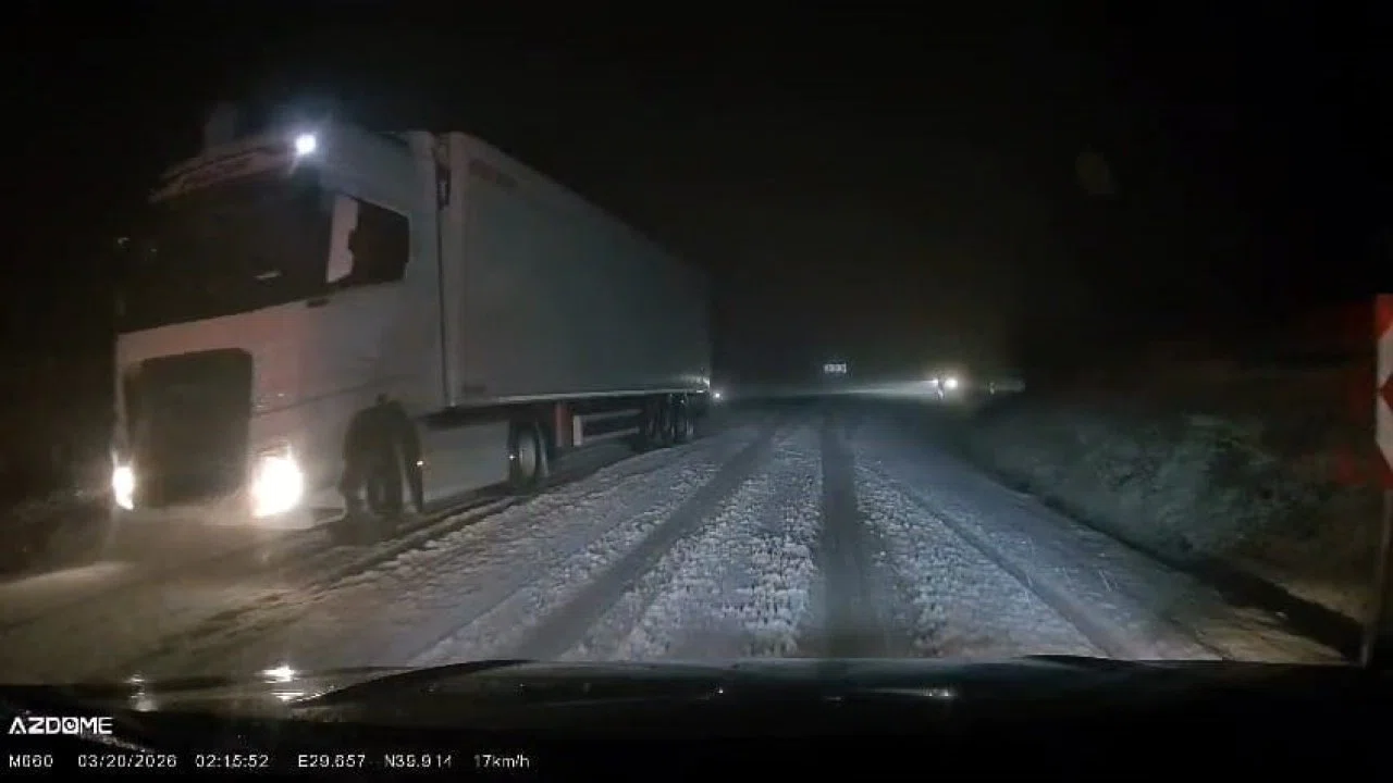 İnegöl karayolunda etkili olan kar yağışı sürücülere zor anlar yaşattı