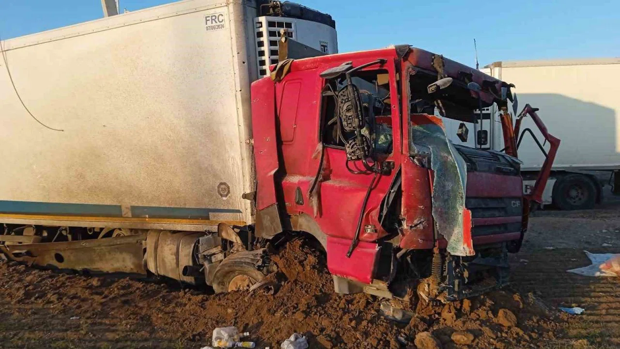 İran’da yeri delen füzenin şarapnel parçasının isabet etmesiyle genç şoföre mezar olan tırın görüntüsü ortaya çıktı