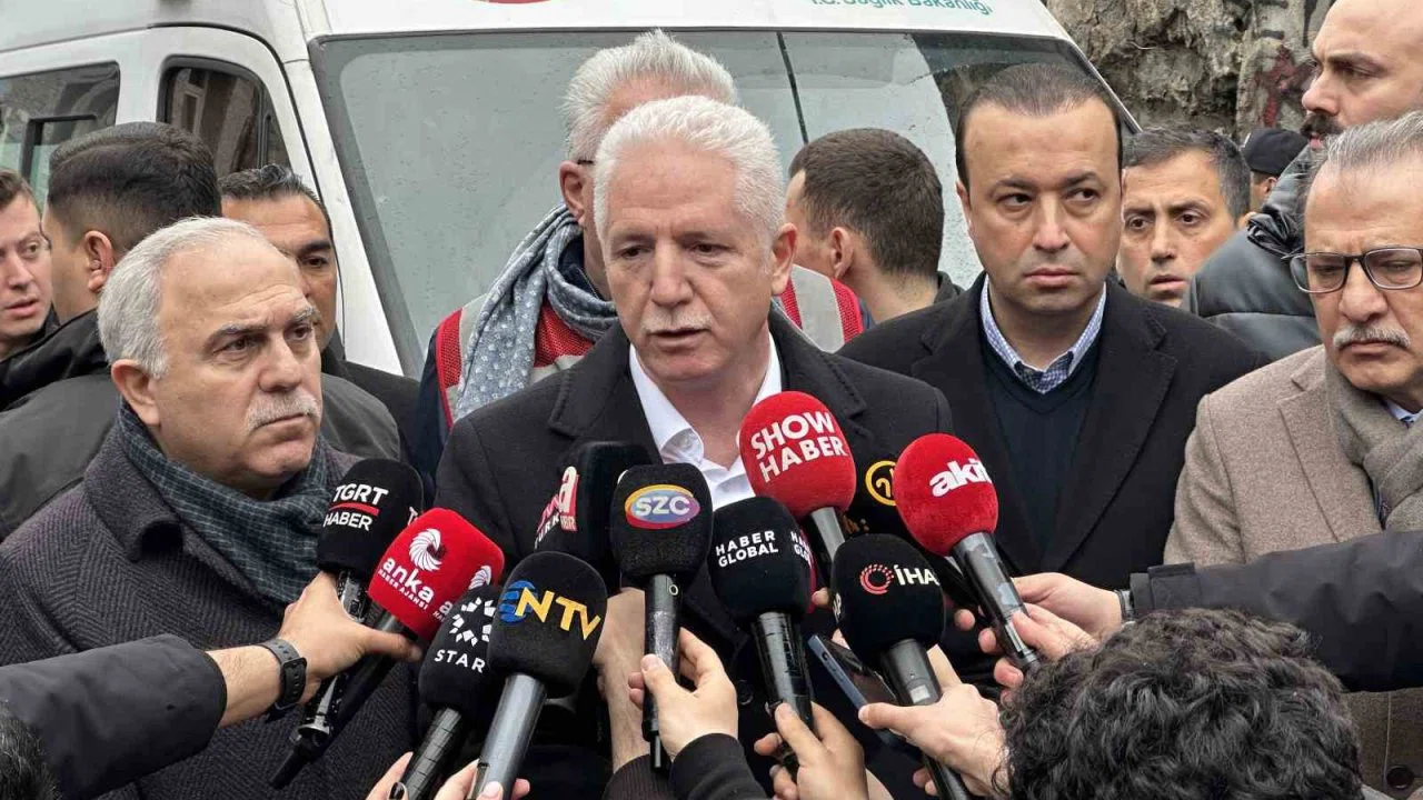 İstanbul Valisi Gül: "9 kişi göçük altında kaldı, 7 kişi hastaneye sevk edildi"