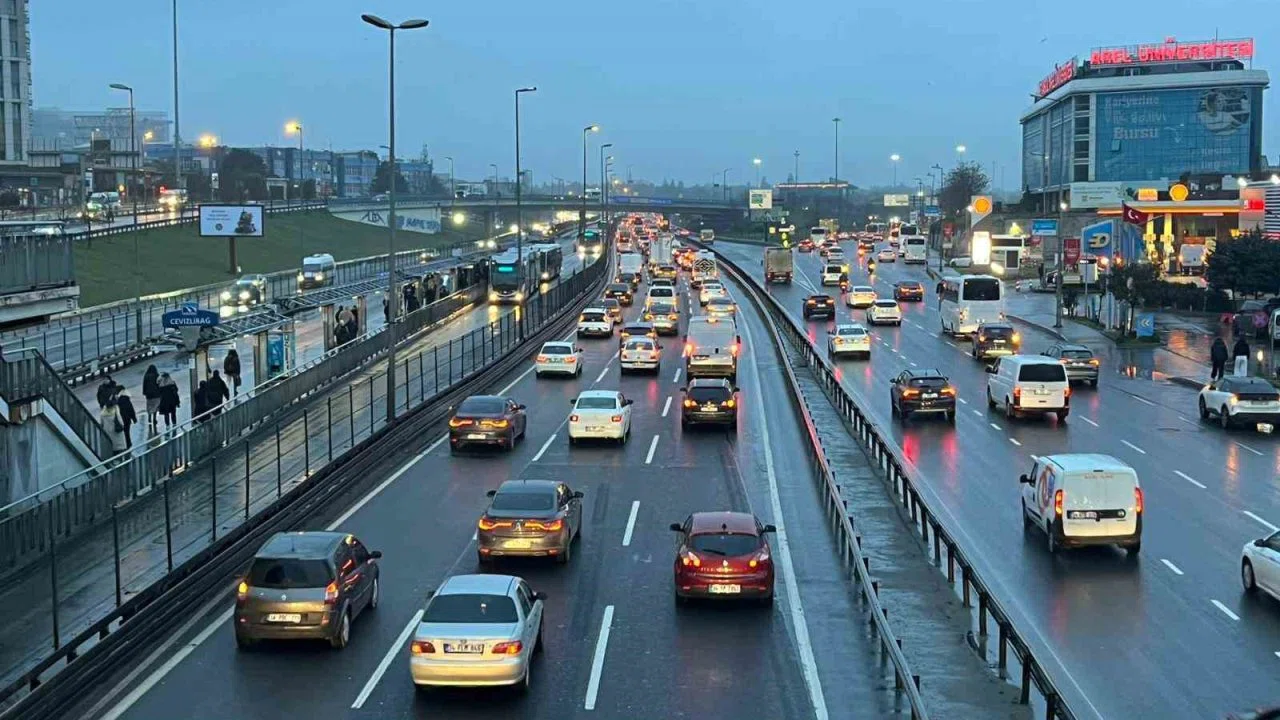 İstanbul’da bayram sonrası haftanın ilk günü sabah saatlerinde trafik yoğunluğu oluştu