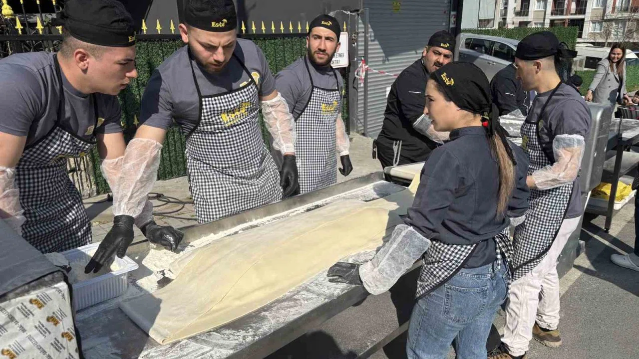 İstanbul’da lahmacun rekoru: 63 metrelik dev lahmacun Guinness’e girdi