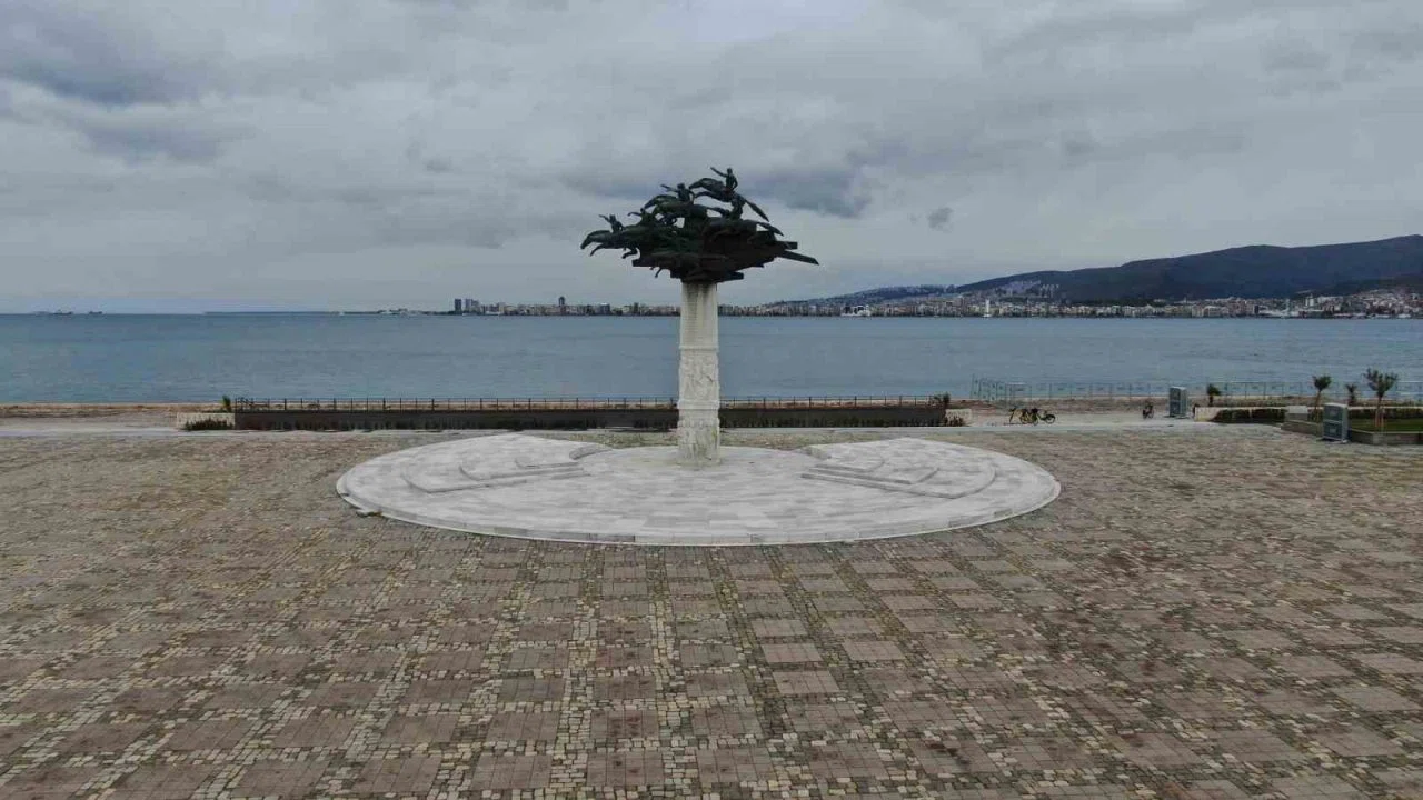 İzmir’de bayram tatili sessizliği Gündoğdu Meydanı’na yansıdı