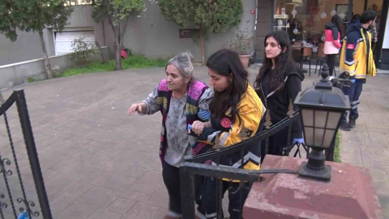 Kadıköy’de yangın paniği: Yaşlı kadın dumandan etkilendi