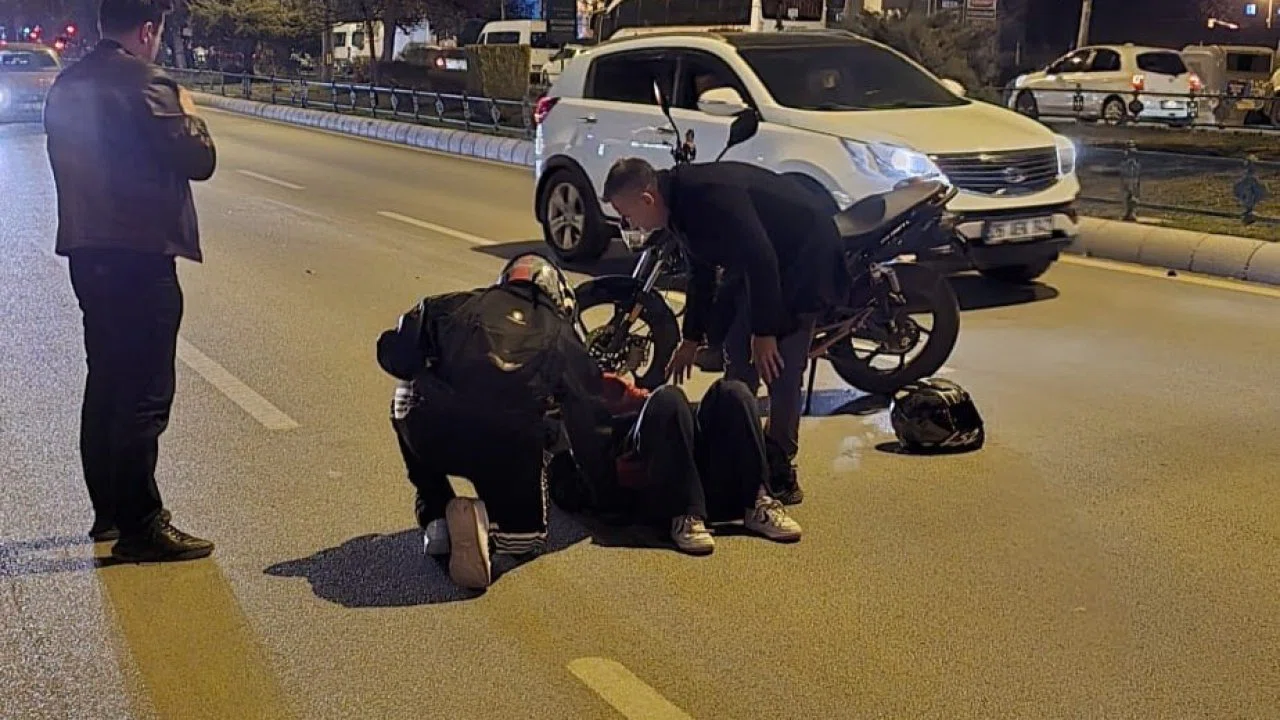 Kadın motosiklet sürücüsü otomobile arkadan çarptı