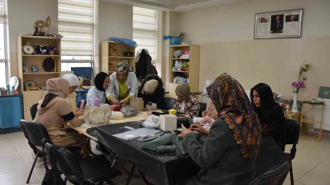 Kadınlar hem öğreniyor hem aile bütçesine katkı sağlıyor