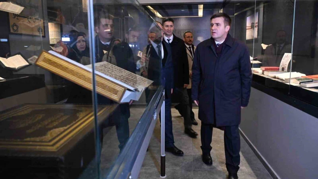 Kadir Gecesi’nde kutsal emanetlerin sergilendiği külliyeye yoğun ilgi