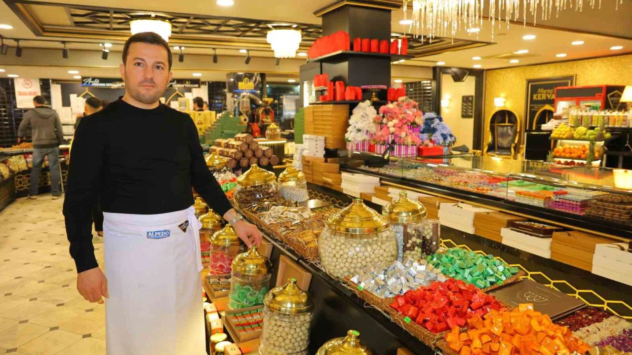 Kahramanmaraş’ta tezgahlar şeker ve çikolatalarla süslendi