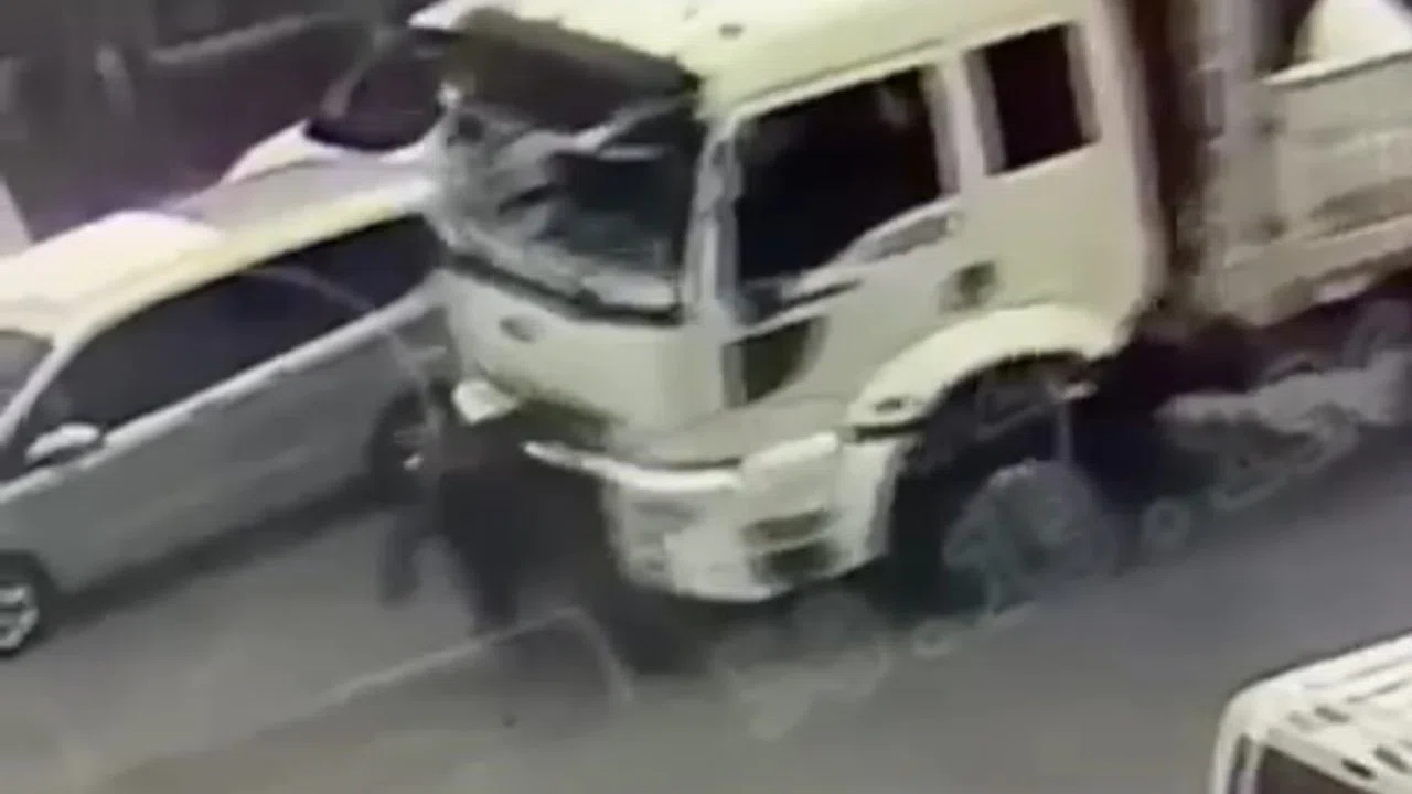 Kamyonun çarptığı yaşlı adam ağır yaralandı