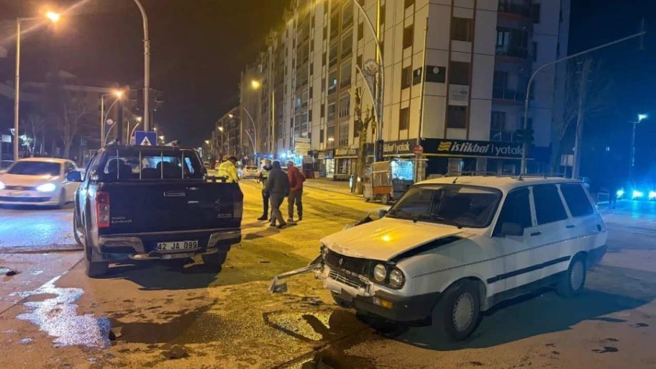 Karapınar’da kamyonet ile otomobil çarpıştı: 1 yaralı