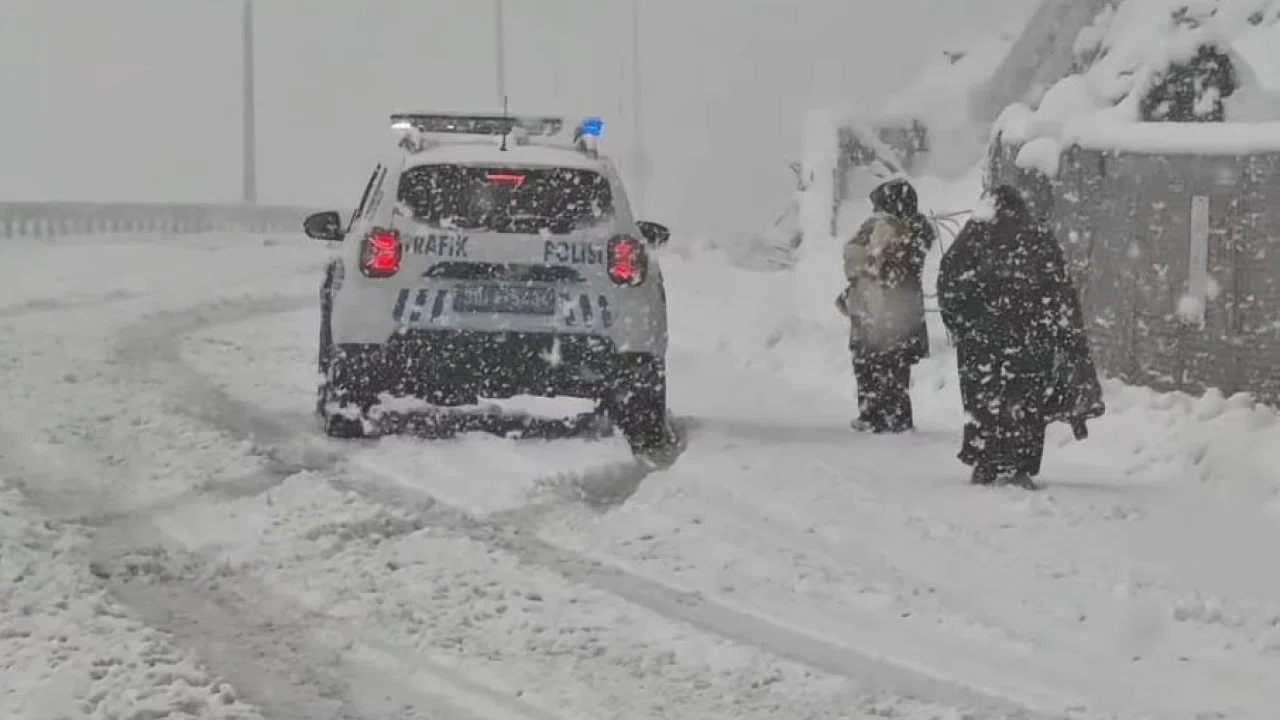 Karda mahsur kalan aileyi emniyet kurtardı