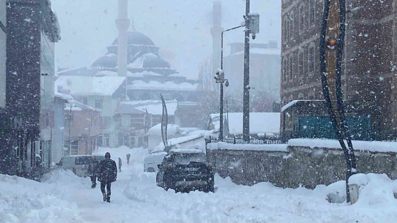 Karlıova’da kar yağışı yeniden etkili oldu