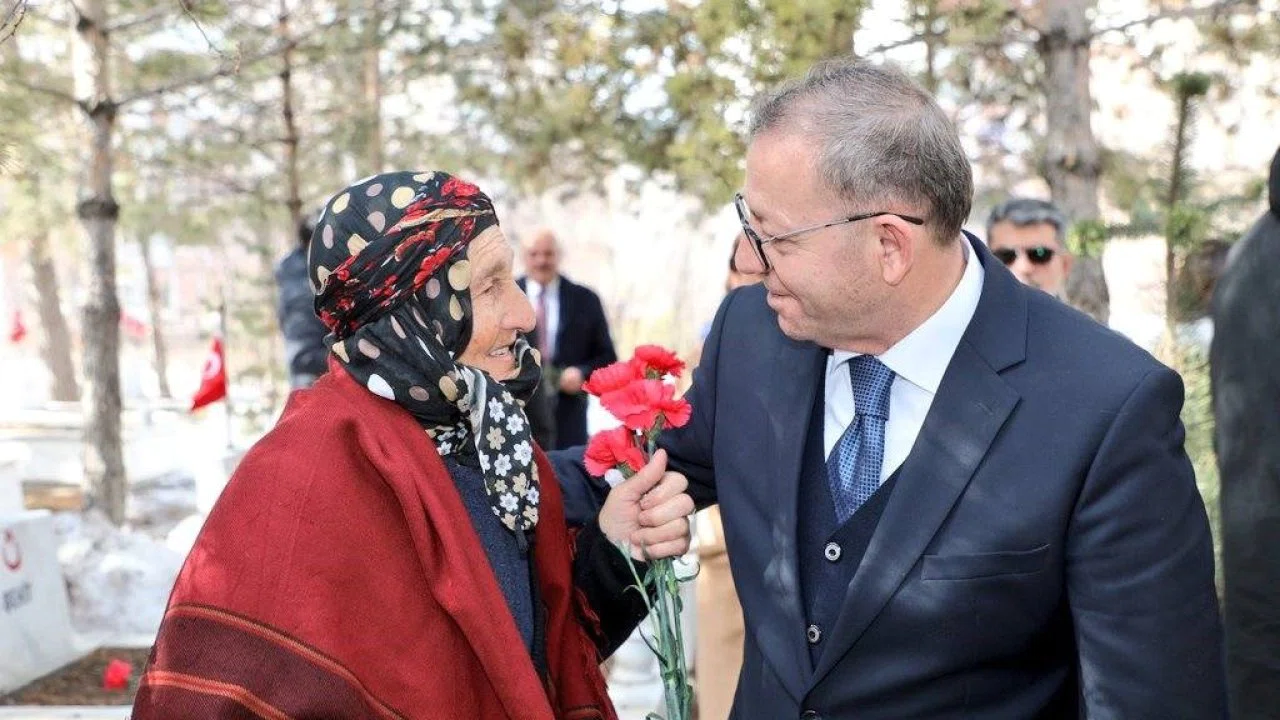 Kars’ta bayramda şehitliğe anlamlı ziyaret