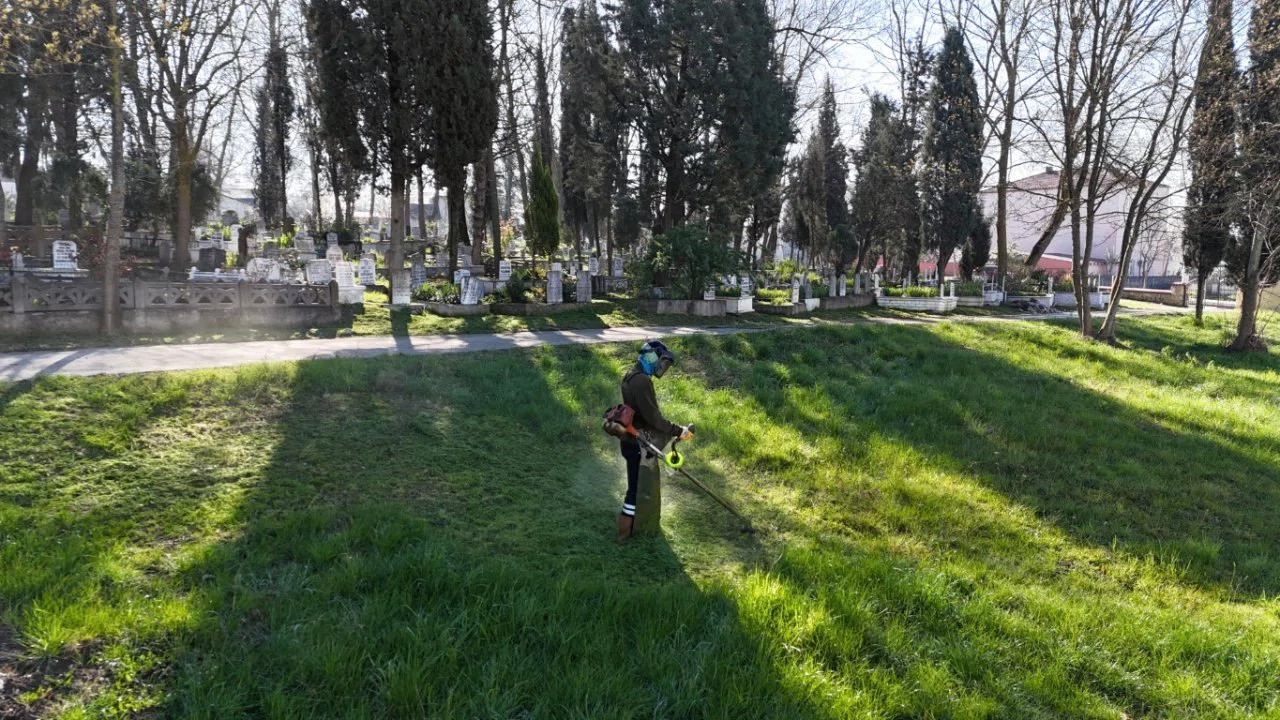 Kartepe’de bayram öncesi mezarlıklarda temizlik çalışması
