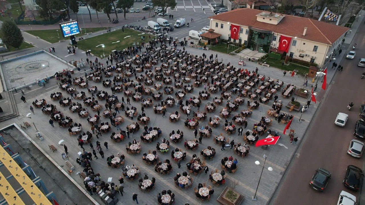 Kasapoğlu ve Vali Özkan vatandaşlarla iftarda buluştu