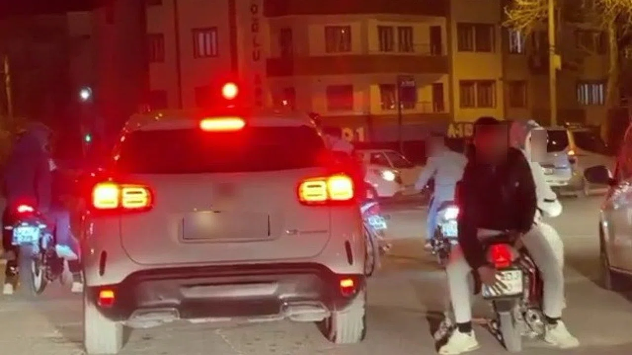 Kasksız şekilde motosiklete ters oturdu