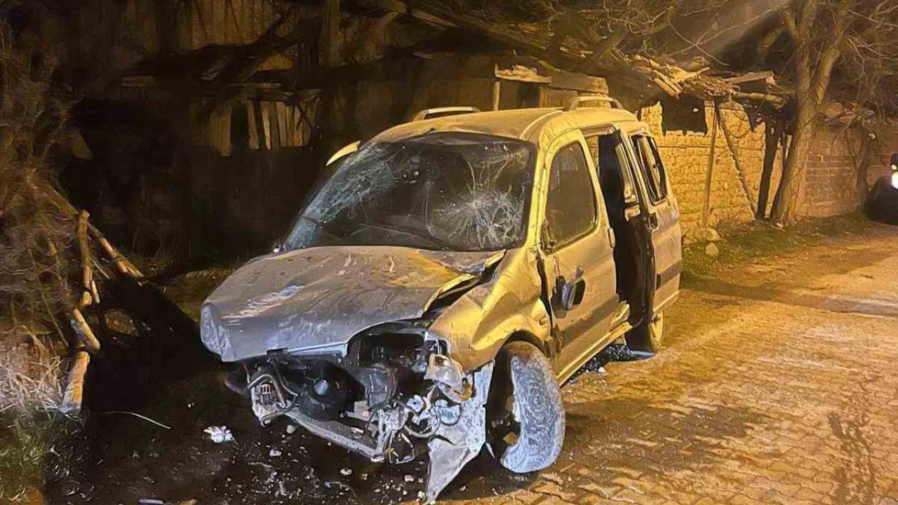 Kastamonu’da hafif ticari araç taşa çarptı: 1 yaralı