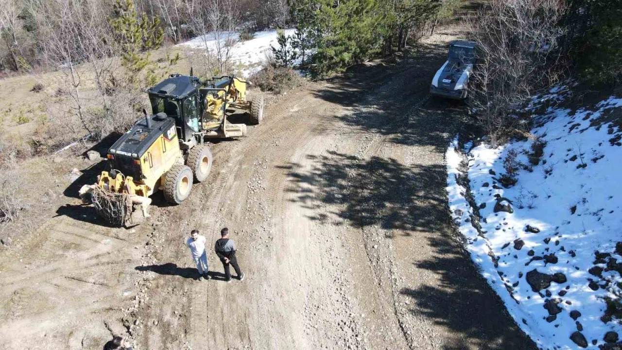 Kastamonu’da kışın hasar gören köy yollarında onarım mesaisi