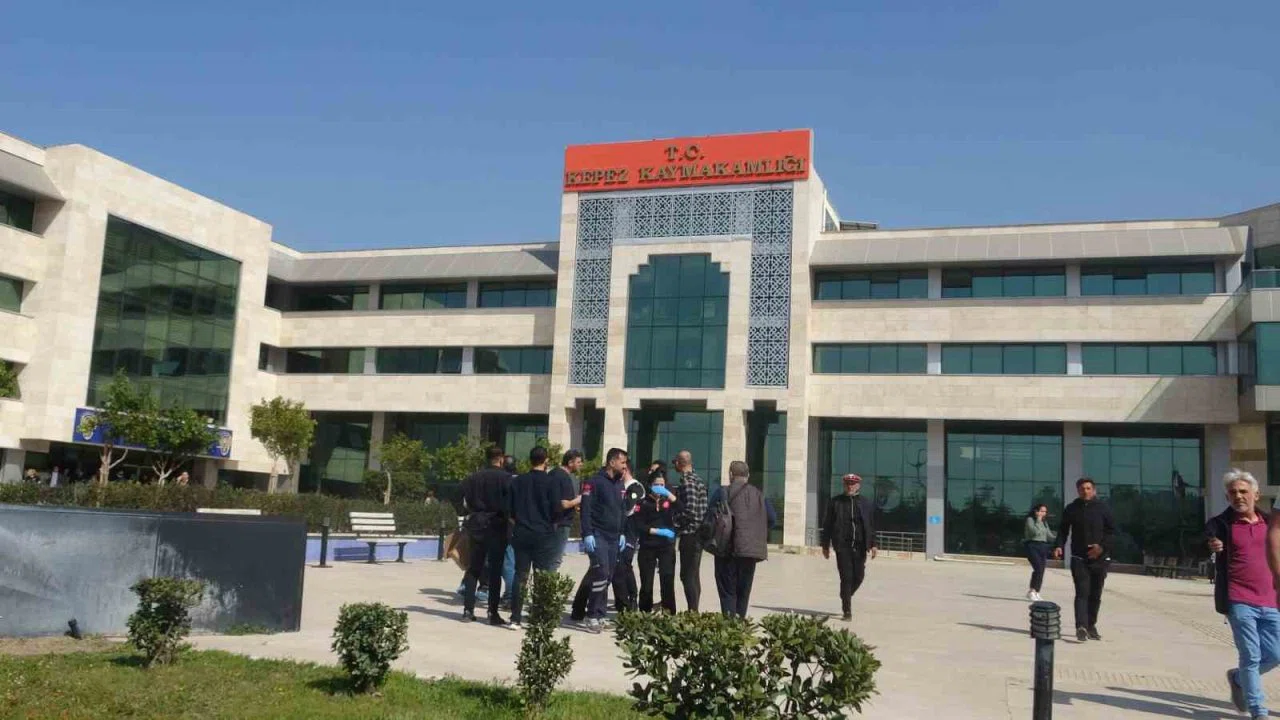 Kaymakamlık binasında ateş açarak kendini odaya kilitleyen şahıs teslim oldu