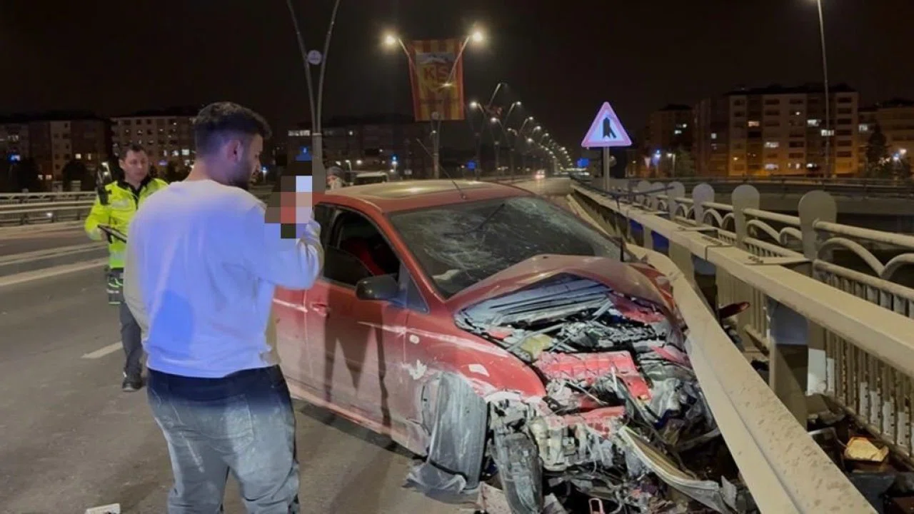 Kayseri’de karşı yola geçen otomobil bariyerlere çarptı