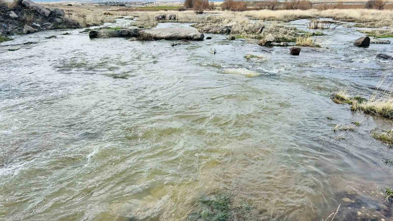 Kayseri’nin bir ilçesinde baharın habercisi dere suları akmaya başladı