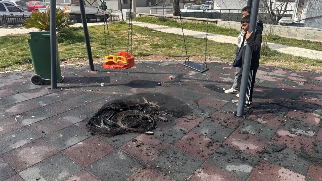 Keşan’da çocuk parkında yakılan ateş oyun gruplarına zarar verdi